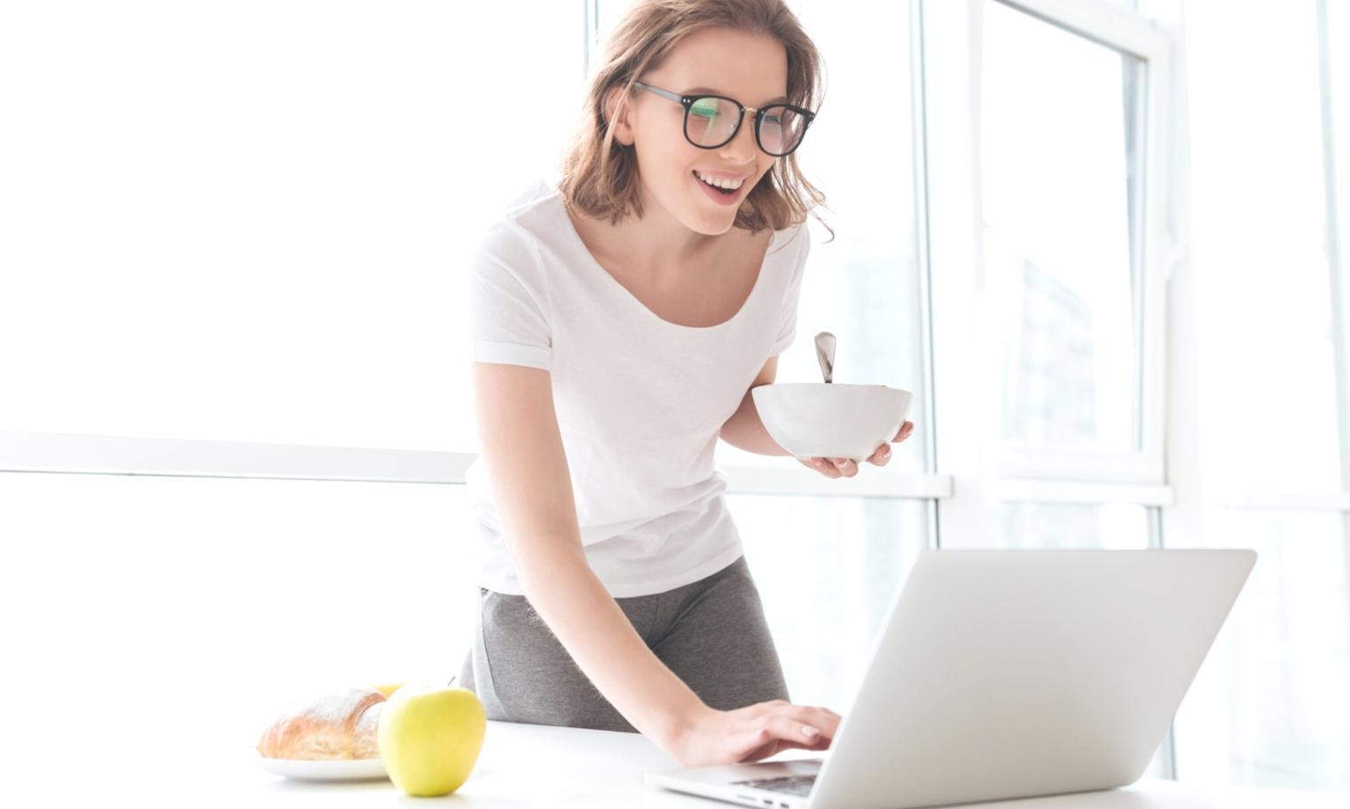 Analista trabajando en modelos financieros complejos
