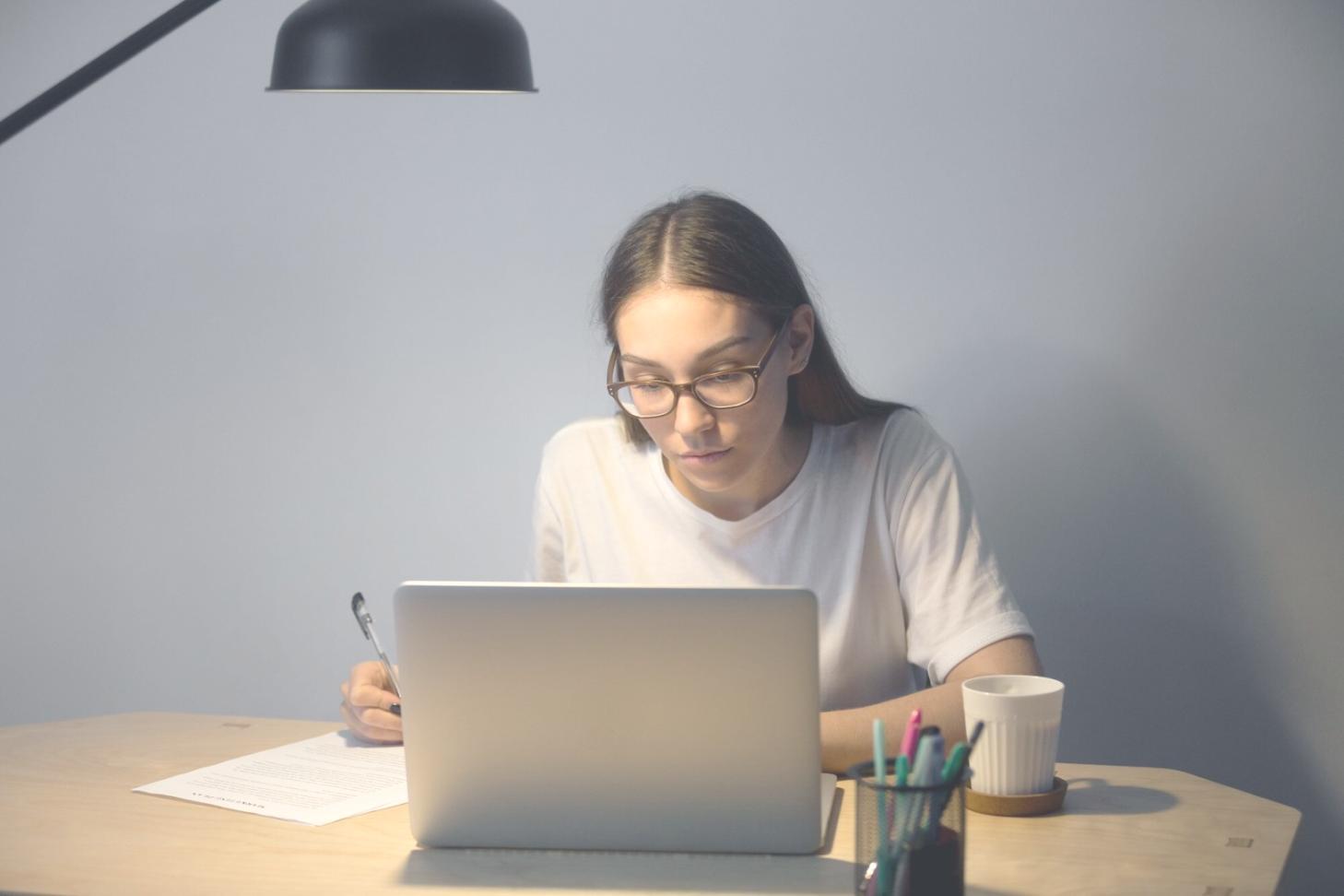 Espacio de trabajo de análisis financiero con gráficos y datos